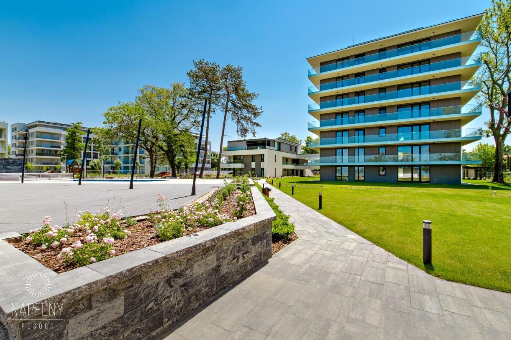 Clyde-Premium Lelle Waterfront Private Apartment Balatonlelle Exterior foto